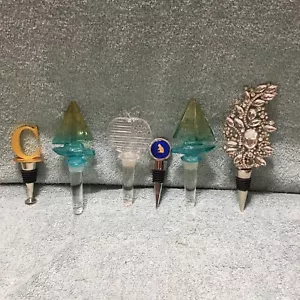 Lotto 6 tappi per bottiglie di liquore o vino. Barca a vela, mela, gatto, lettera C, gioielli di fantasia - Foto 1 di 5