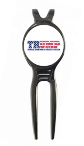 Marcador de pelota de golf Donald Trump MAGA + herramienta Divot de metal negro bandera de EE. UU. - Imagen 1 de 2