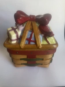 Pequeña cesta de Navidad Longaberger con adorno de regalos - Imagen 1 de 5