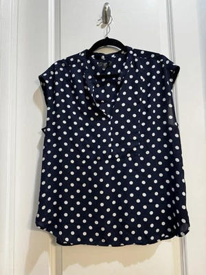 "Top J Crew negro a lunares manga mediana cuello en V dividido axila a axila 20""" Foto 1 de 4