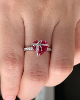 Alianza de oro blanco sólido de 14 quilates con rubí natural y diamantes en forma de corazón de 4,43 quilates Foto 1 de 4