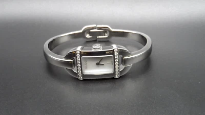 Reloj para mujer GUCCI 6800L serie nácar esfera diamante acentuado brazalete Foto 1 de 4