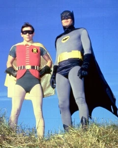 Adam West - Burt Ward - Batman - 10" x 8" Farbfoto 1967 TV Serie 1966 - Bild 1 von 1