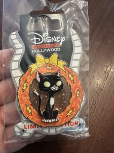 DISNEY PIN MITTENS HOLIDAY CAT WREATH bolt 2022 DSSH - Picture 1 of 7