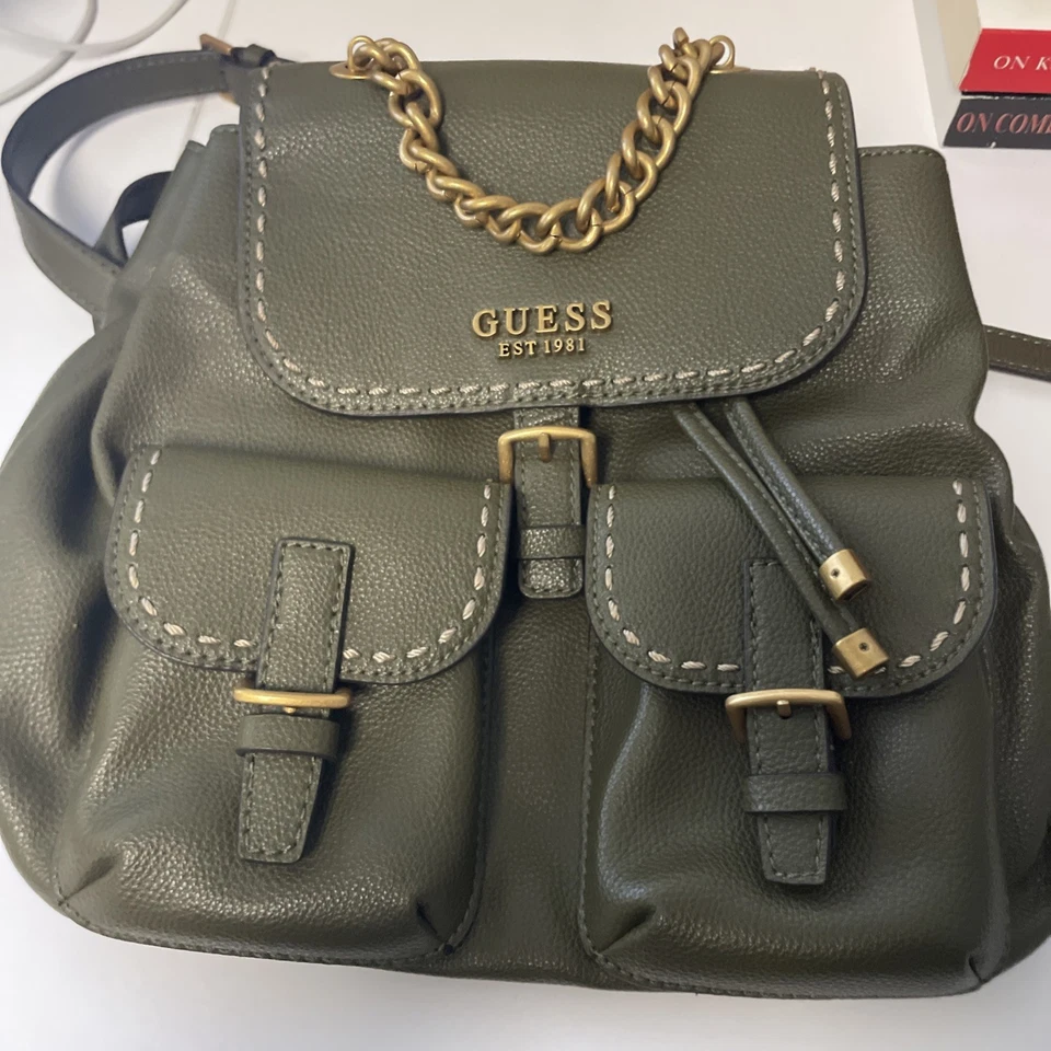 Mochila Guess EE. UU. Cuero Verde Hebilla Vintage Tono Dorado Cadena Acento Cordón Foto 1 de 3