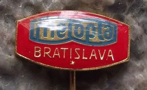 Meopta Bratislava Factory Camera Lens & Viewmaster Firm Advertising Pin Badge - Picture 1 of 7