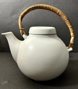 Arabia Finland Ulla Procopé - White Matt Teapot w/ Lid & Bamboo Handle 1955 - Picture 1 of 8