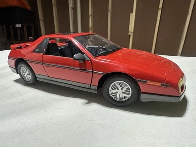 Pontiac Fiero GT 1985 Road Signature rojo escala 1/18 fundido a presión modelo de coche sin caja Foto 1 de 4