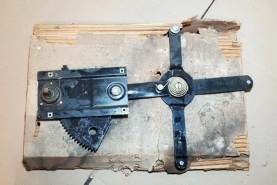 NOS 1939-48 Plymouth Dodge Desoto Chrysler porta traseira esquerda REGULADOR DE JANELA 84643 - Imagem 1 de 2