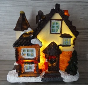 Haus f. Weihnachtsdorf-LED beleuchtet-Weihnachtshaus-Winterdorf-9,5 x 9,5 cm-(3) - Bild 1 von 7