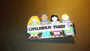 PIN-BROCHE SOLAPA RECUERDO VIAJE NIÑOS PRIMERO - Imagen 1 de 3