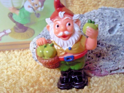 Ü Ei Üei HPF BlumentopfZwergen durch d. Jahreszeiten Ferdi Fallobst EU Varianten - Bild 1 von 2