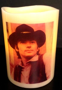 PETE DUEL Alias Smith and Jones ELECTRONIC FLICKERING CANDLE flameless - Imagen 1 de 1