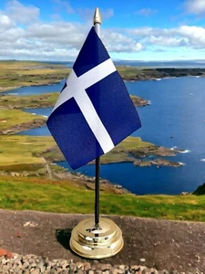 SHETLAND ISLANDS TABLE FLAG 6"X4" 15cm x 10cm WITH FLAT GOLDEN BASE 25cm tall - Picture 1 of 1