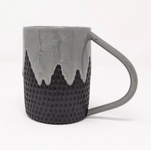 Cieri Fabrication drip mug in sage / black clay body - Bild 1 von 13