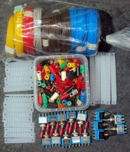 Konvolut (3)☀️ Modellbahn Kabel, -halter, Stecker + Buchsen, Schalter☀️Ansehen👍 - Bild 1 von 1