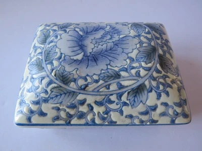 Caixa de bugigangas floral vintage chinesa azul e branca aprox.  5" x 4"x 2" - Imagem 1 de 4