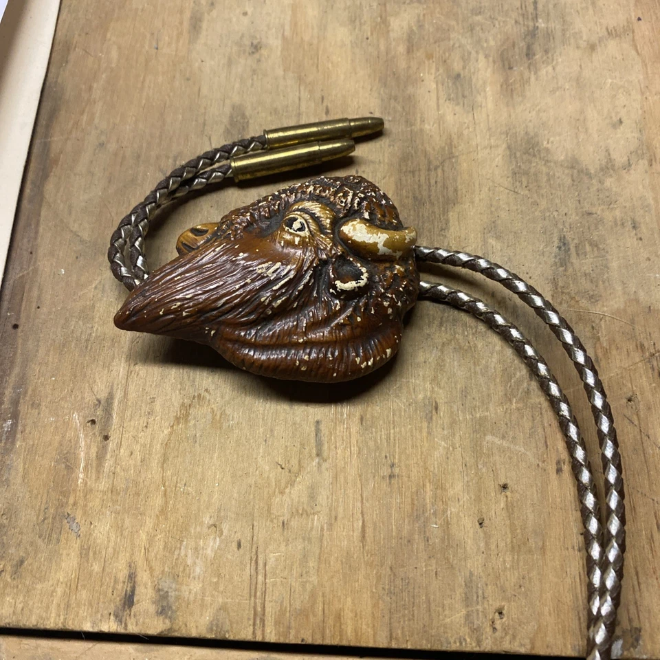 Corbata Bolo de madera con cabeza de búfalo hecha a medida Foto 1 de 3