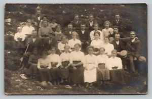 RPPC großes Familiengruppenfoto im Freien Männer Frauen Kinder Vintage unbenutzt - Bild 1 von 4