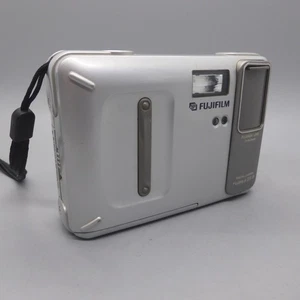 Fujifilm Digital Camera DX-8 0.3MP Silver Tested - Picture 1 of 8
