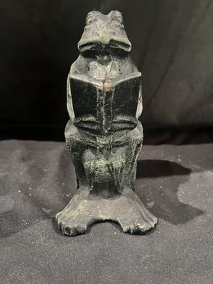 Rana leyendo un libro a rana más pequeña - Estatua - SPI - San Pacific Intl.  Foto 1 de 4