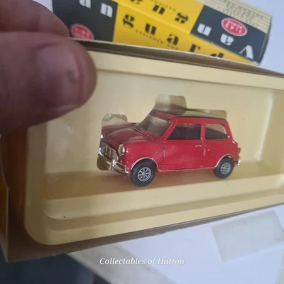 1:43 Vanguards VA25000 Red/Black mini cooper mint in good box diecast model - Image 1 of 4