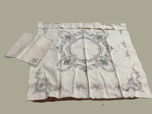 Vintage embroidered linen 32 inch square tablecloth 4 napkins - Picture 1 of 8