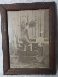 Estampado sepia de baño de mujer R. Hendrickson años 60 en marco antiguo 6x8 T1 - Imagen 1 de 2