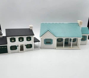 2 Plasticville 1 1/2 pisos New England Rancher y 2 pisos con garaje escala O/S - Imagen 1 de 16