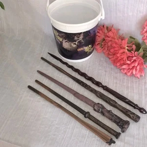 HARRY POTTER HOGWARTS 5 magic wands sizes & designs + trick or treating bucket - Picture 1 of 8