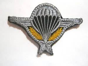 TISSUS BRODE DES PARACHUTISTES BREVET DES TROUPES AEROPORTEES SCRATCH AU DOS - Picture 1 of 1