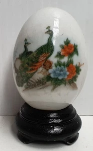 Decorative Porcelain Longevity Egg on Stand Featuring Peacocks 6cm Tall 4cm Wide - Bild 1 von 7