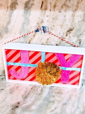 Decoração de moldura Target-Wondershop rosa JOY com pom pom dourado. 5x11 polegadas - Imagem 1 de 4