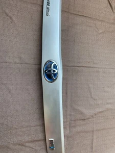 10-15 TOYOTA PRIUS REAR FINISH PANEL Ornament Silver 76801-47070-B6 Pre-Owned - Bild 1 von 9