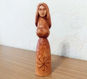 Estatua de Lada. Estatua de madera Lada tallada a mano. Mitología eslava. - Imagen 1 de 5