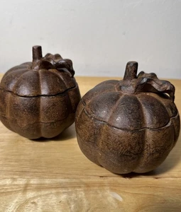 2 Scatole portagioie in ghisa a forma di zucca con coperchio 4" decorazione autunno Halloween - Foto 1 di 6