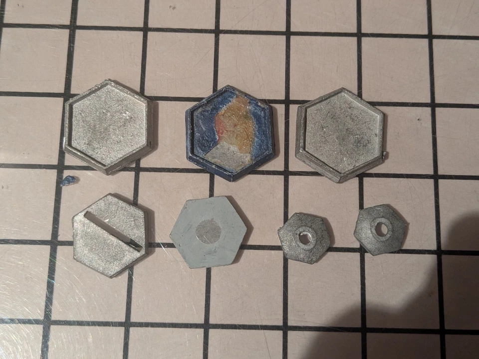 Figuras Miniatura Metal Ral Partha y otras bases hexagonales de plomo Foto 1 de 1