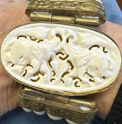 PULSEIRA DE PUNHO VINTAGE GRANDE TRIBAL DE ALTA COSTURA ANIMAL OSSO E LATÃO DECLARAÇÃO - Imagem 1 de 4