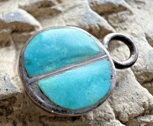 VINTAGE Southwestern BLAU TÜRKIS Zuni Kanal Inlay MOND CHARM Anhänger - Bild 1 von 5