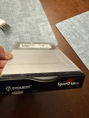 Syquest SparQ 1.0GB Removeable Cartridge Hard Drive IDE 3.5 Unknown Status - Image 1 of 4