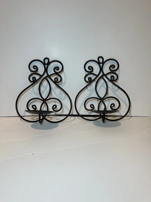 Par de apliques de vela montados en la pared de metal ornamentado con pergamino rústico Foto 1 de 4