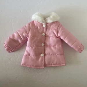 Pottery Barn Kinder Puppenkleidung Outfit rosa Mantel - passt 18" Puppen - Bild 1 von 3