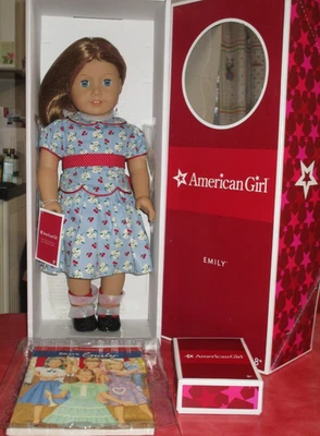 Muñeca Emily Bennett propiedad de adultos y acceso. Nunca sacado de cajas. ¡NUEVO!! Foto 1 de 4