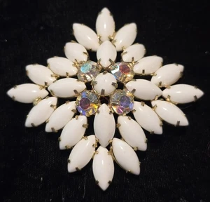 SPILLA GRANDE VINTAGE JULIANA D&E VETRO LATTE E STRASS AB - Foto 1 di 16