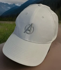 Gorra de béisbol de golf Dri-Fit Dri-Fit blanca de Disney Nike Marvel Avengers 2024 - Imagen 1 de 8