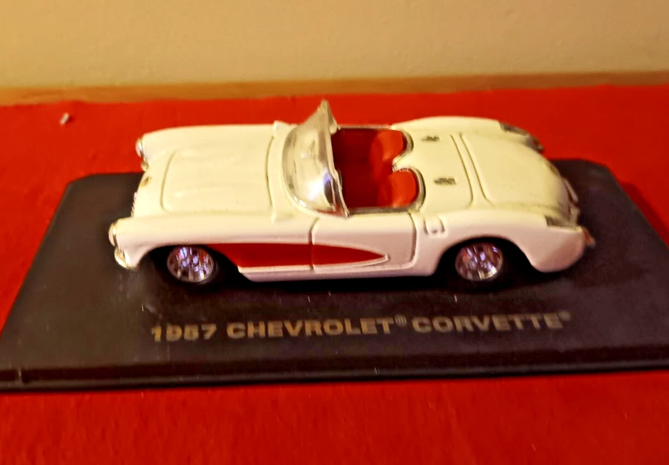 Road Legends edição de colecionador 1957 Chevrolet Corvette, 1/43 - Imagem 1 de 1