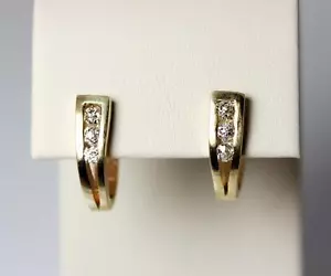 Pendientes de aro en J con diamantes de corte europeo de oro amarillo de 14 K de 0,30 quilates 5/8"" - 4458 - Imagen 1 de 6