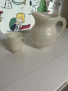 Jarra vintage Kool Aid Man 2 cuartos de galón de plástico blanco años 80’s y taza - Imagen 1 de 7