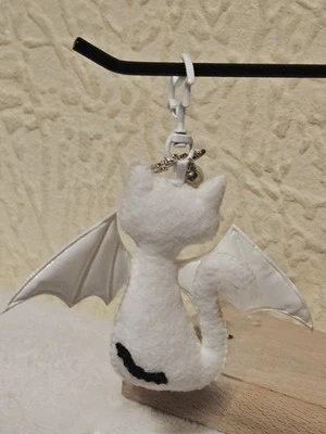 HANDGEFERTIGT VON FLEDERMAUZ666 Handgenähter Schlüssel-/Taschenanhänger Fledermaus Katze weiß (groß)