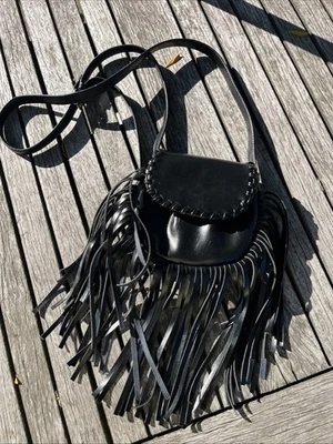 Cartera Bandolera Forever 21 Pequeña de Cuero Sintético Negra con Flecos Western Boho Foto 1 de 4